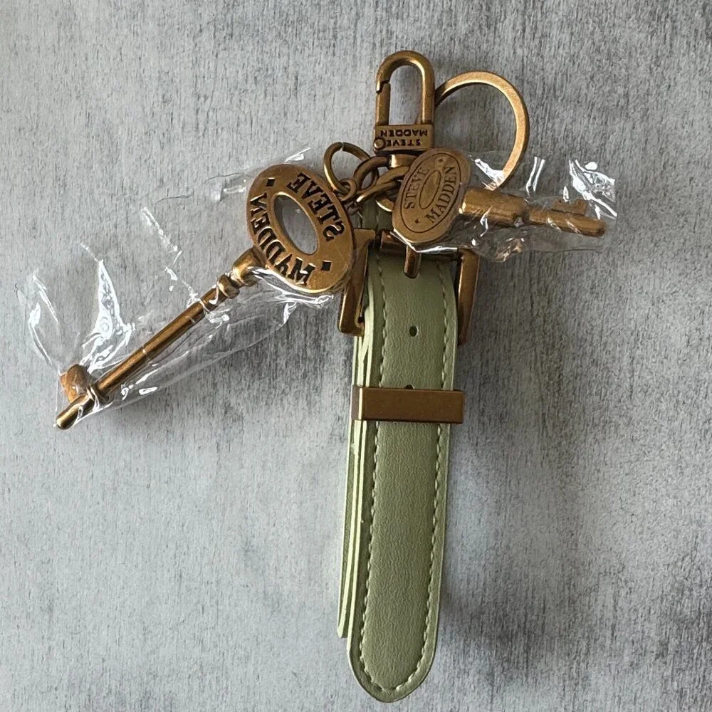 Steve Madden Green Handbag Charm Key Chain With 2 Brass Imprinted Keys